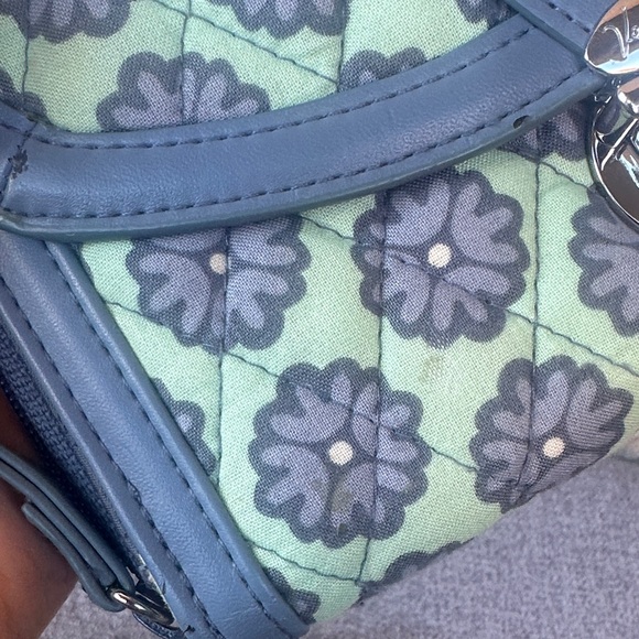 𝓿𝓔𝓡𝓐 𝓑𝓡𝓐𝓓𝓛𝓔𝓨 Floral Patterned Women's Wallet bundle (some callouts) - Picture 5 of 14